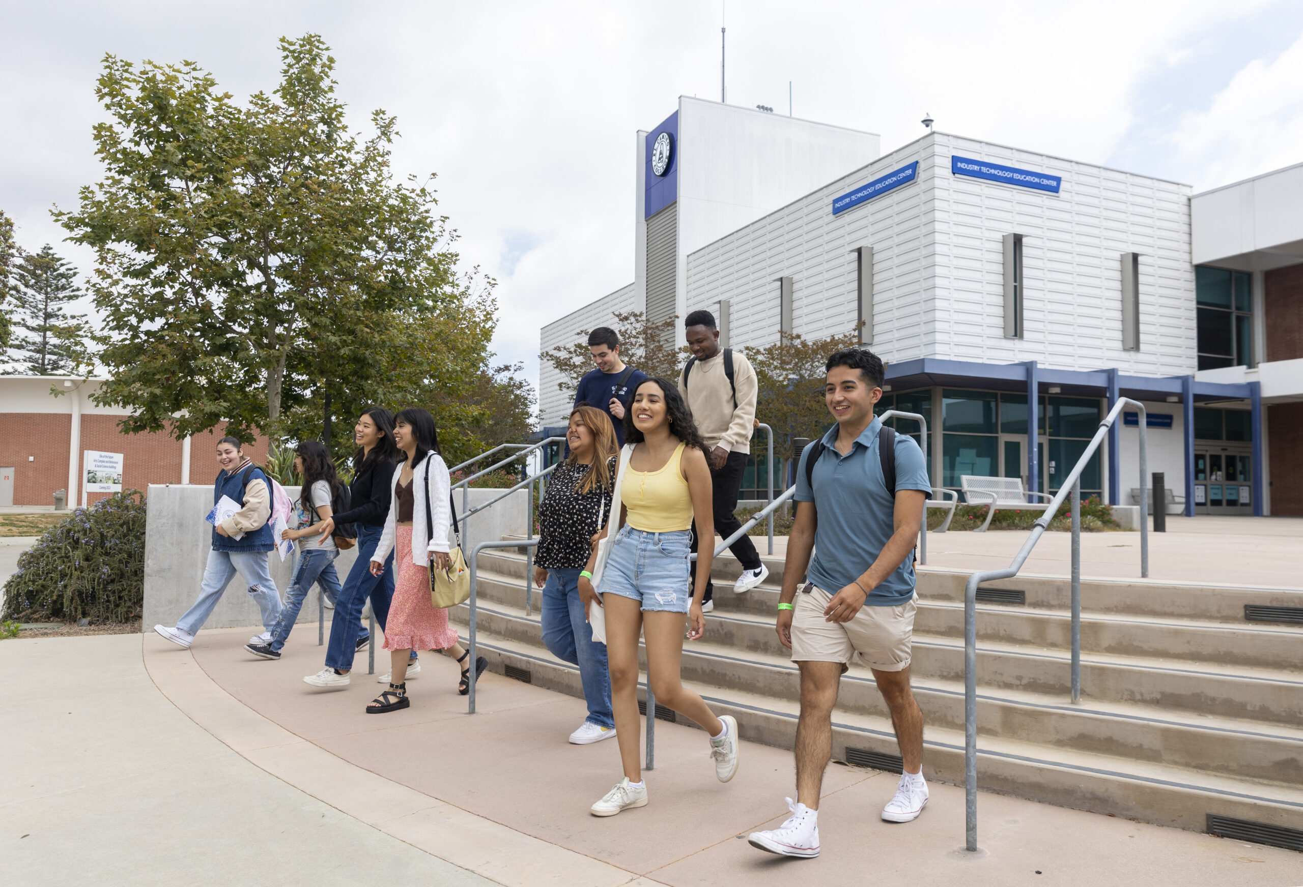 students walking to class at el camino college 