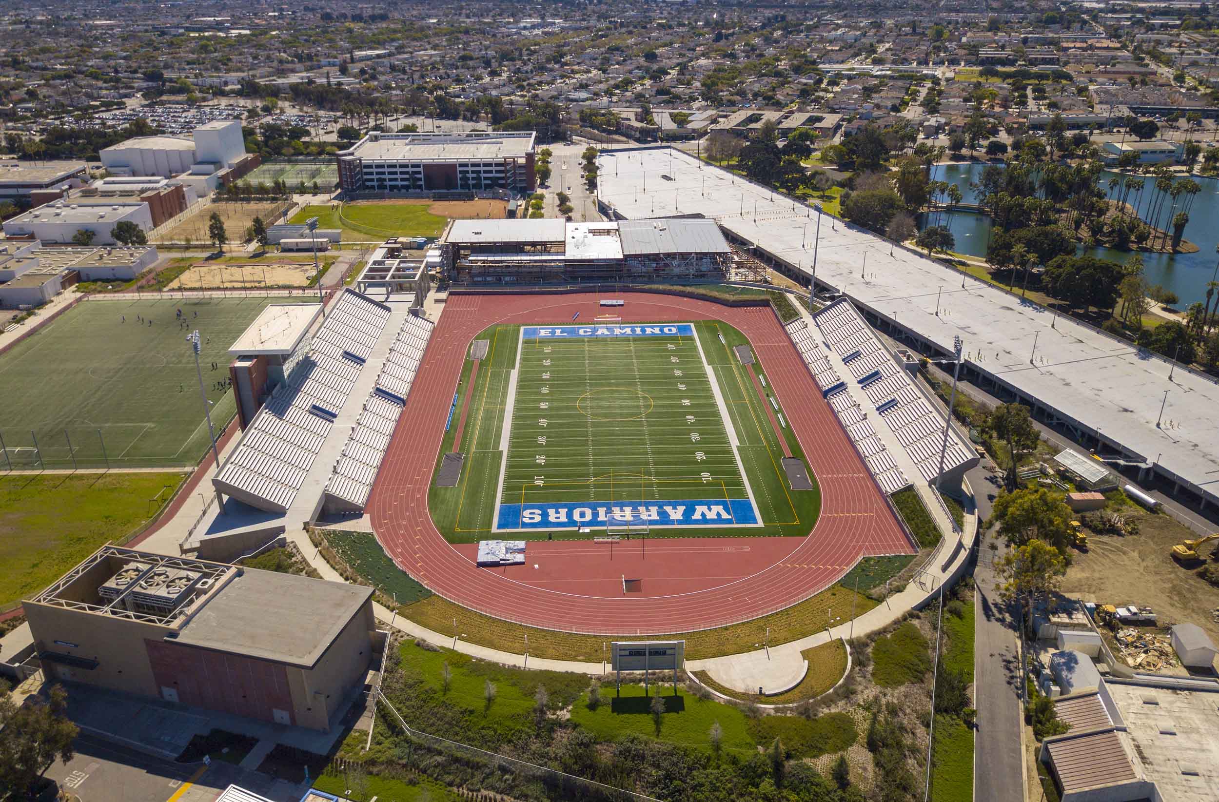 students walking to class at el camino college 