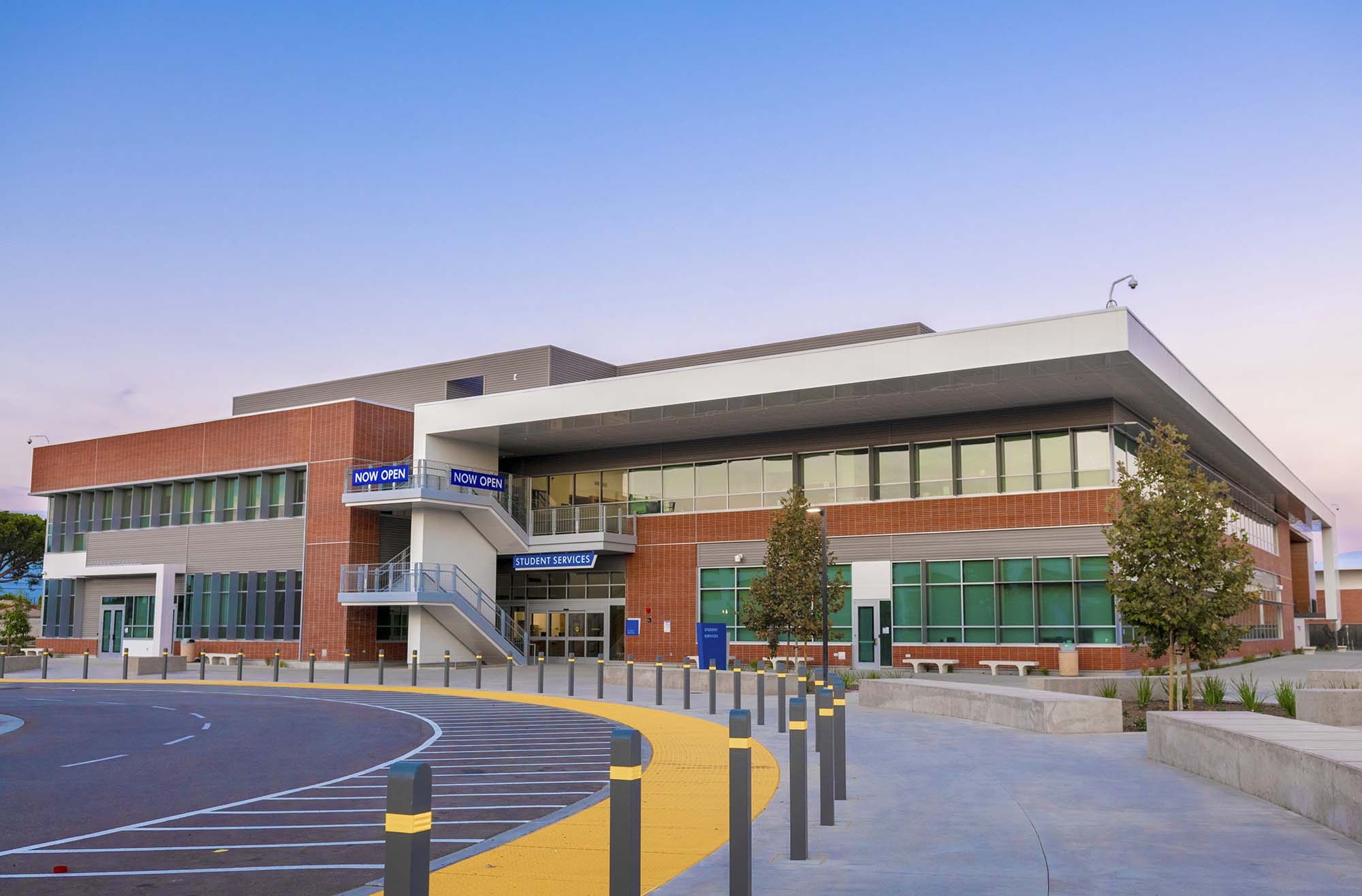 students walking to class at el camino college 