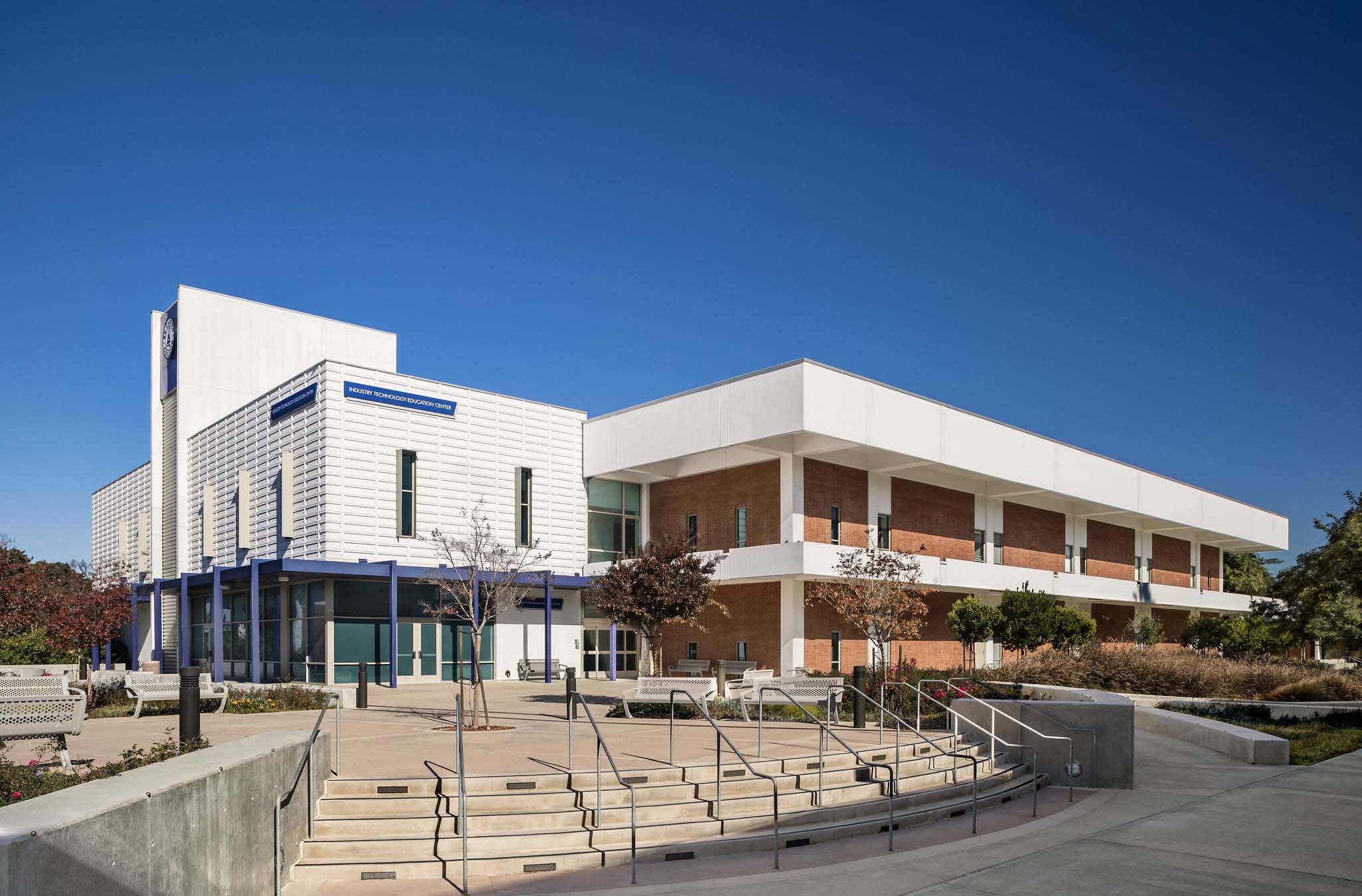 students walking to class at el camino college 